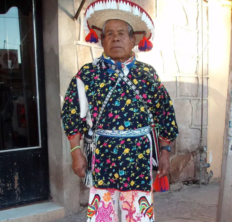 VESTIMENTA DE LOS HUICHOLES Rasgos De Sus Llamativos Atuendos